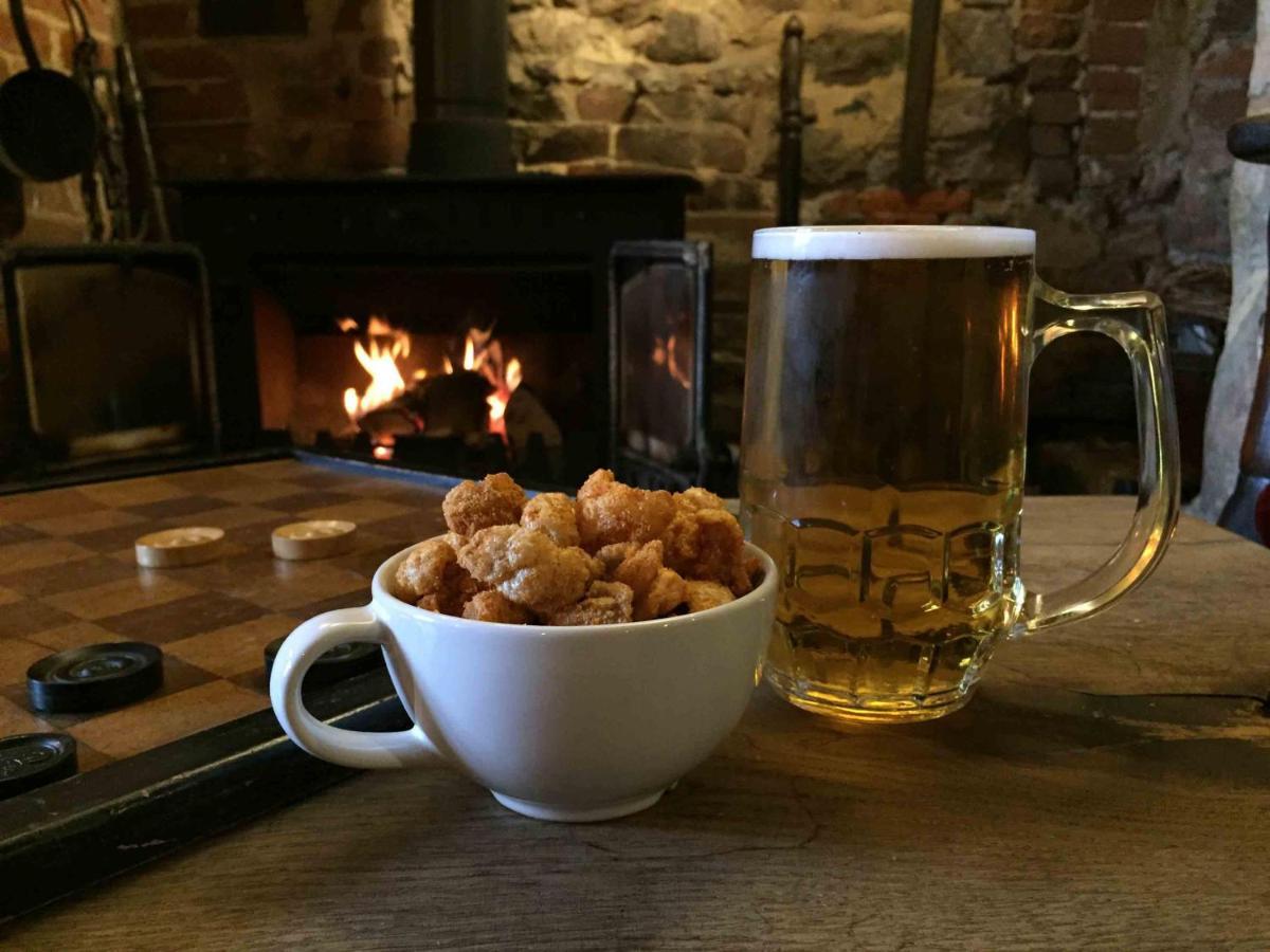 The Queen'S Head At Broad Chalke Exterior photo
